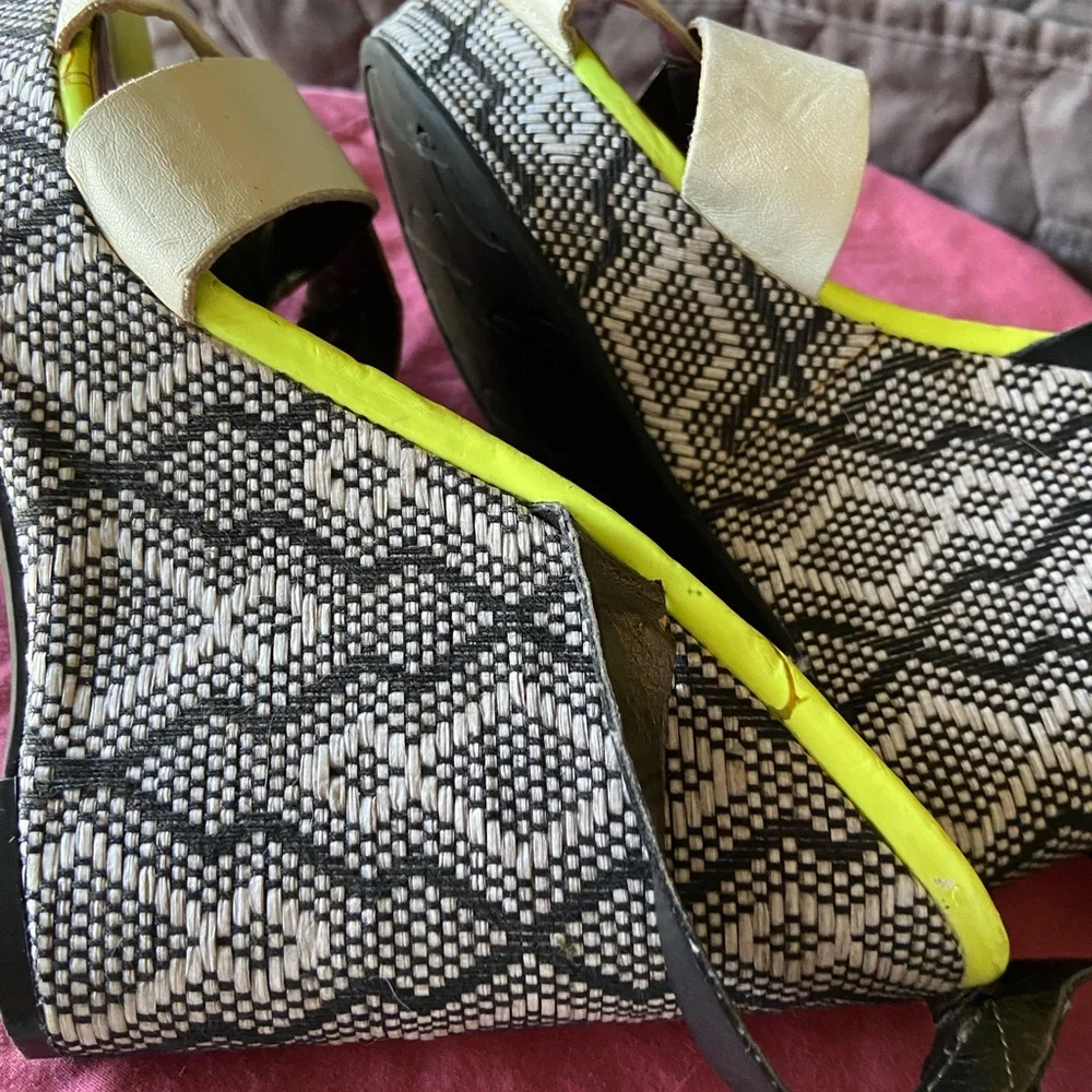 Sam & Libby color block wedge shoe with open toe with ankle strap size 9 - Picture 10 of 15